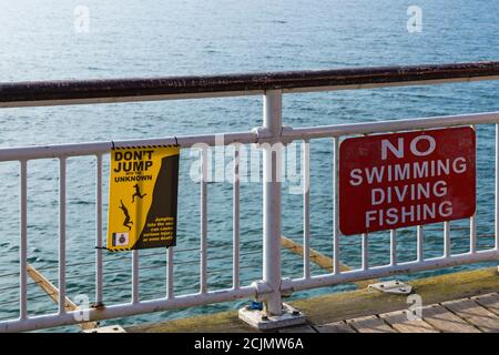 Ne sautez pas dans l'inconnu le saut dans la mer peut causer des blessures graves ou même le signe de la mort sur Bournemouth Pier, Dorset UK en septembre Banque D'Images