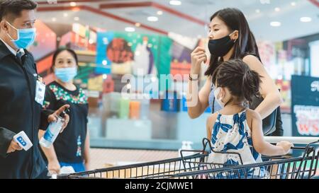 KANCHANABURI, THAÏLANDE-JUILLET 11,2020:tous les clients doivent vérifier la température et se laver les mains avec du gel d'alcool avant de faire leurs achats pour éviter Coronavi Banque D'Images