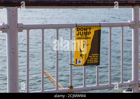 Ne sautez pas dans l'inconnu le saut dans la mer peut causer des blessures graves ou même le signe de la mort sur Bournemouth Pier, Dorset UK en septembre Banque D'Images