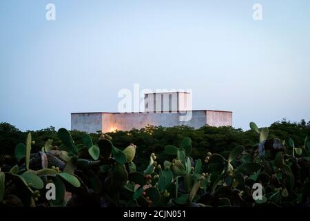 Villa privée moderne entourée d'un jardin avec des poires piqures sur l'île de Favignana, Sicile, Italie Banque D'Images