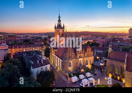 Vue aérienne au crépuscule de l'église Sainte-Catherine dans la vieille ville de Gdansk, Pologne Banque D'Images