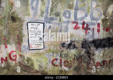 Panneau historique et graffiti dans la grotte des cheveux de Goat (Twin Caves), Gibraltar Banque D'Images
