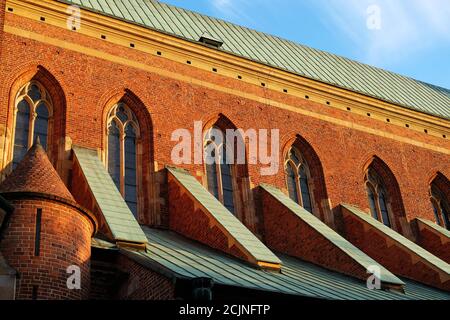 Mur de briques gothiques avec veuves - détail architectural de la cathédrale Saint-Jean-Baptiste à Ostrow Tumski, Wroclaw, Pologne. Banque D'Images