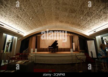 Rome, Italie. 15 septembre 2020. Ouverture du musée de la maison de l'acteur Alberto Sordi à Rome. A l'occasion du centenaire de sa naissance, la villa au coeur de Rome, où il a vécu de 1959 à la mort, est ouverte au public, devenant ainsi une maison-musée. La maison contient encore des milliers d'objets appartenant à l'acteur. Dans le jardin, deux structures de traction supplémentaires ont été ajoutées, contenant des vêtements de scène, des affiches de ses films, des photos et bien plus encore. La maison a un théâtre à l'intérieur. Rome (Italie), 15 septembre 2020 photo Samantha Zucchi Insidefoto crédit: Insidefoto srl/Alay Live News Banque D'Images