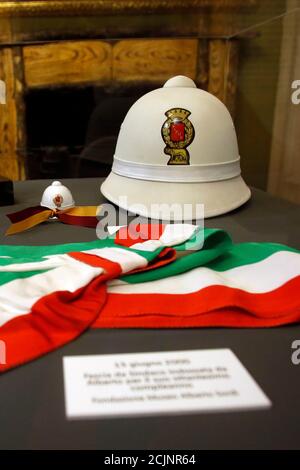 Le groupe tricolore et le casque de police de la circulation Alberto Sordi porté à l'occasion de son 80e anniversaire lors de l'ouverture du musée de la maison de l'acteur à Rome. A l'occasion du centenaire de sa naissance, la villa au coeur de Rome, où il a vécu de 1959 à la mort, est ouverte au public, devenant ainsi une maison-musée. La maison contient encore des milliers d'objets appartenant à l'acteur. Dans le jardin, deux structures de traction supplémentaires ont été ajoutées, contenant des vêtements de scène, des affiches de ses films, des photos et bien plus encore. Rome (Italie), 15 septembre 2020 photo Samantha Zucchi Insidefoto Banque D'Images