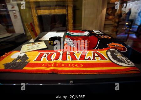 COMME foulards de Rome ( il était un fan de l'équipe de football de Rome) pendant l'o ouverture de la maison de l'acteur Alberto Sordi musée à Rome. A l'occasion du centenaire de sa naissance, la villa au coeur de Rome, où il a vécu de 1959 à la mort, est ouverte au public, devenant ainsi une maison-musée. La maison contient encore des milliers d'objets appartenant à l'acteur. Dans le jardin, deux structures de traction supplémentaires ont été ajoutées, contenant des vêtements de scène, des affiches de ses films, des photos et bien plus encore. Rome (Italie), 15 septembre 2020 photo Samantha Zucchi Insidefoto Banque D'Images