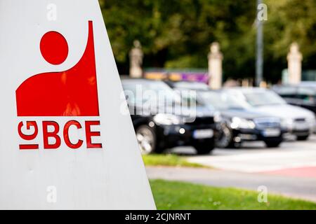 Hanovre, Allemagne. 15 septembre 2020. Le logo de l'Union industrielle des mines, de la chimie et de l'énergie (IG BCE) se trouve devant le siège social du syndicat à Hanovre. Continental veut fermer encore plus de lieux que ce que l'on savait auparavant. L'usine de pneus d'Aix-la-Chapelle doit être fermée d'ici la fin de 2021, a confirmé mardi la société Dax, selon les informations correspondantes du syndicat IG BCE. Credit: Moritz Frankenberg/dpa/Alay Live News Banque D'Images