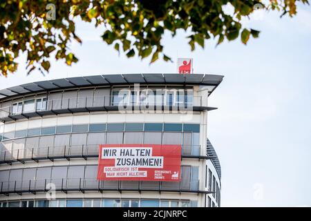 Hanovre, Allemagne. 15 septembre 2020. Une affiche avec l'inscription "nous nous tenons ensemble - la solidarité n'est pas quelque chose que vous pouvez faire seul" peut être vu sur la façade de l'Union industrielle minière, chimique et énergétique (IG BCE) à Hanovre. Continental veut fermer encore plus de lieux que ce que l'on savait auparavant. L'usine de pneus d'Aix-la-Chapelle doit être fermée d'ici la fin de 2021, a confirmé mardi la société Dax, selon les informations correspondantes du syndicat IG BCE. Credit: Moritz Frankenberg/dpa/Alay Live News Banque D'Images