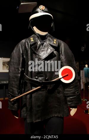 Mettre en scène les vêtements du film le policier de la circulation lors de l''ouverture du musée de la maison de l''acteur Alberto Sordi à Rome. A l'occasion du centenaire de sa naissance, la villa au coeur de Rome, où il a vécu de 1959 à la mort, est ouverte au public, devenant ainsi une maison-musée. La maison contient encore des milliers d'objets appartenant à l'acteur. Dans le jardin, deux structures de traction supplémentaires ont été ajoutées, contenant des vêtements de scène, des affiches de ses films, des photos et bien plus encore. Rome (Italie), 15 septembre 2020 photo Samantha Zucchi Insidefoto Banque D'Images