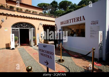 Rome, Italie. 15 septembre 2020. Ouverture de la maison-musée de l'acteur Alberto Sordi à Rome. A l'occasion du centenaire de sa naissance, la villa au coeur de Rome, où il a vécu de 1959 à la mort, est ouverte au public, devenant ainsi une maison-musée. La maison contient encore des milliers d'objets appartenant à l'acteur. Dans le jardin, deux structures de traction supplémentaires ont été ajoutées, contenant des vêtements de scène, des affiches de ses films, des photos et bien plus encore. Rome (Italie), 15 septembre 2020 photo Samantha Zucchi Insidefoto crédit: Insidefoto srl/Alay Live News Banque D'Images