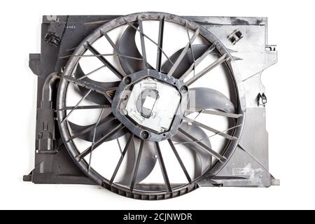 Partie avant en aluminium - ventilateur de refroidissement du radiateur du moteur sur fond blanc isolé dans un studio photo. Pièce de rechange pour réparation de voiture dans un atelier ou Banque D'Images