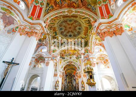 Détails des peintures au plafond dans la célèbre abbaye bénédictine de Notre Dame des Hermites dans la ville de pèlerinage d'Einsiedeln (le nom de la ville signifie ermitage) Banque D'Images