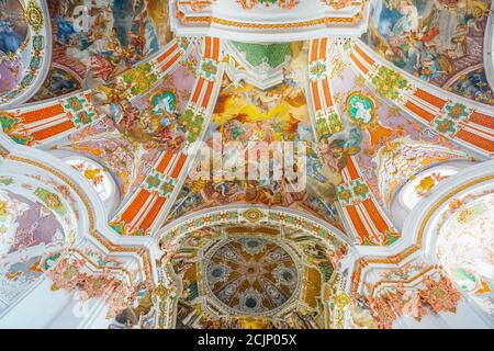 Détails des peintures au plafond dans la célèbre abbaye bénédictine de Notre Dame des Hermites dans la ville de pèlerinage d'Einsiedeln (le nom de la ville signifie ermitage) Banque D'Images