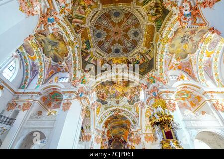 Détails des peintures au plafond dans la célèbre abbaye bénédictine de Notre Dame des Hermites dans la ville de pèlerinage d'Einsiedeln (le nom de la ville signifie ermitage) Banque D'Images