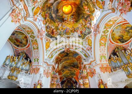 Détails des peintures au plafond dans la célèbre abbaye bénédictine de Notre Dame des Hermites dans la ville de pèlerinage d'Einsiedeln (le nom de la ville signifie ermitage) Banque D'Images