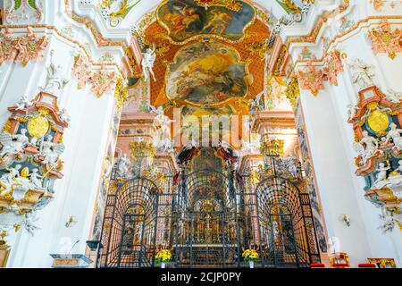 Détails des peintures au plafond dans la célèbre abbaye bénédictine de Notre Dame des Hermites dans la ville de pèlerinage d'Einsiedeln (le nom de la ville signifie ermitage) Banque D'Images