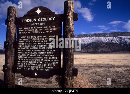 Panneau géologique en bord de route vers Abert Rim, Lake County, Oregon Banque D'Images