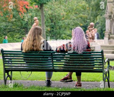 Glasgow, Écosse, Royaume-Uni, le 15 septembre 2020 : Royaume-Uni Météo : La journée ensoleillée dans la ville et le parc kelvingrove ont vu la règle de 6 et la distanciation sociale établir un modèle à travers la ville malgré le bon temps qui a souvent vu se regrouper dans le passé, bien que probablement dicté par la fin de l'été et le retour des écoles et des collèges. Crédit : Gerard Ferry/Alay Live News Banque D'Images