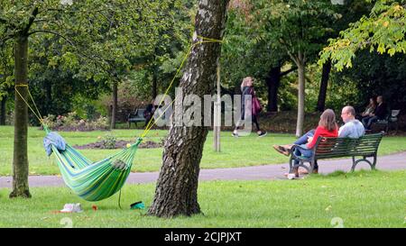 Glasgow, Écosse, Royaume-Uni, le 15 septembre 2020 : Royaume-Uni Météo : La journée ensoleillée dans la ville et le parc kelvingrove ont vu la règle de 6 et la distanciation sociale établir un modèle à travers la ville malgré le bon temps qui a souvent vu se regrouper dans le passé, bien que probablement dicté par la fin de l'été et le retour des écoles et des collèges. Crédit : Gerard Ferry/Alay Live News Banque D'Images