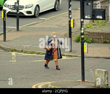 Glasgow, Écosse, Royaume-Uni, le 15 septembre 2020 : Royaume-Uni Météo : La journée ensoleillée dans la ville a vu la règle de 6 et la distanciation sociale établir un modèle à travers la ville malgré le bon temps qui a souvent vu le regroupement dans le passé, bien que peut-être dicté par la fin de l'été et le retour des écoles et des collèges. Crédit : Gerard Ferry/Alay Live News Banque D'Images