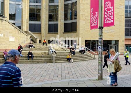 Glasgow, Écosse, Royaume-Uni, le 15 septembre 2020 : Royaume-Uni Météo : La journée ensoleillée dans la ville a vu la règle de 6 et la distanciation sociale établir un modèle à travers la ville malgré le bon temps qui a souvent vu le regroupement dans le passé, bien que peut-être dicté par la fin de l'été et le retour des écoles et des collèges. Crédit : Gerard Ferry/Alay Live News Banque D'Images