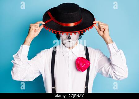 Gros plan sur son beau portrait effrayant effrayant effrayant suspect classy Guy gentleman portant sombrero cache face Santa Muerte carnaval isolé lumineux Banque D'Images