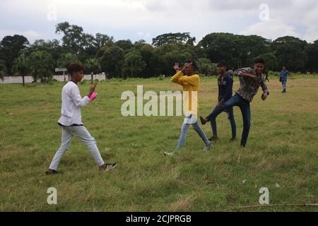 Dhaka, Dhaka, Bangladesh. 15 septembre 2020. Les jeunes garçons filent des vidéos de tiktok dans un parc de Dhaka. Tiktok est un service de réseautage social de partage de vidéos qui est devenu très populaire partout dans le monde. Il a été interdit pour un contenu inapproprié en Inde. Crédit: Md Rakibul Hasan/ZUMA Wire/Alay Live News Banque D'Images