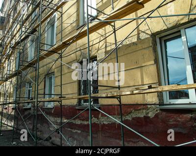 construction en vue de la réparation avec des supports d'échafaudage le long du mur Banque D'Images