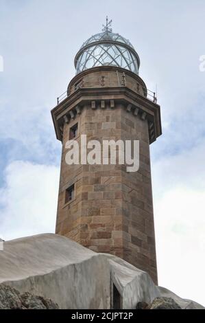 Phare situé à Cape Vilan. C'est une péninsule rocheuse sur la côte ouest de la Galice, en Espagne Banque D'Images