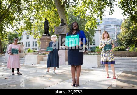 USAGE ÉDITORIAL SEULEMENT Marsha de Cordova MP, Secrétaire d'État fantôme pour les femmes et les équialités (2e à droite) et Victoria Atkins MP, sous-secrétaire d'État parlementaire pour la sauvegarde (droite) se joignent à Meena Patel de Southall Black Sisters (à gauche) et Helen Marriage, directrice d'Artichoke (2e à gauche) Pour célébrer la publication d'un nouveau livre Women Making History, qui est publié par Artichoke ce mois-ci, à Westminster à Londres. Banque D'Images