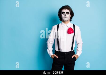 Portrait de son beau contenu creepy Guy tenue formelle Tenir les mains dans les poches espace pour copier le père Noël de l'entreprise Muerte isolé lumineux Banque D'Images