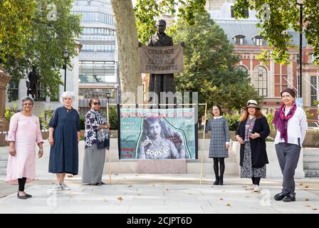 UTILISATION ÉDITORIALE SEULEMENT les féministes de Londres, Southall Black Sisters - Meena Patel (à gauche), Nimo Abdilahi (3e à gauche), Bindiya Gurung Tamang (3e à droite), Et Suman Bhachar (à droite) se joignent à l'artiste Houria Niati (2e à droite) et Helen Marriage, directrice d'Artichoke (2e à gauche) pour célébrer la publication d'un nouveau livre Women Making History, qui est publié par Artichoke ce mois-ci, à Westminster à Londres. Banque D'Images