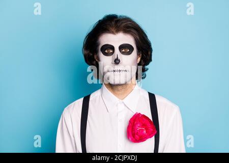 Gros plan de son beau portrait peint brunet Guy porter un look élégant et un visage de maquillage créepy isolé sur des couleurs vives et vives bleu éclatant Banque D'Images