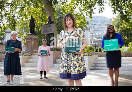 USAGE ÉDITORIAL SEULEMENT le député de Victoria Atkins, sous-secrétaire d'État parlementaire pour la sauvegarde (2e droite) et le député de Marsha de Cordova, Secrétaire d'État adjoint pour les femmes et les égalités (droite) se joignent à Helen Marriage, directrice de l'Artichoke, (gauche) et Meena Patel de Southall Black Sisters (2e gauche) Pour célébrer la publication d'un nouveau livre Women Making History, qui est publié par Artichoke ce mois-ci, à Westminster à Londres. Banque D'Images