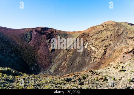 Vue panoramique unique de spectaculaires couches de lave corrodées de l'immense cône du volcan. Parc des volcans de Timanfaya, Lanzarote, îles Canaries, Espagne. Banque D'Images