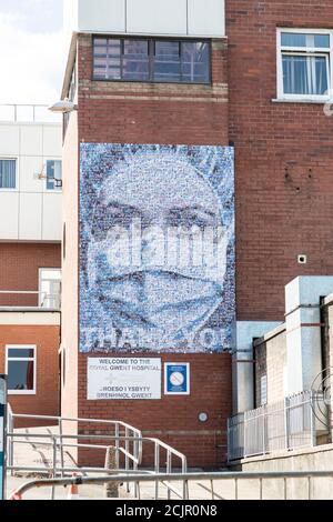 Mosaïque d'une infirmière du NHS portant un masque facial sur le mur de l'hôpital Royal Gsent, Newport, pays de Galles, Royaume-Uni Banque D'Images