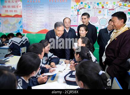 (200915) -- XINING, 15 septembre 2020 (Xinhua) -- Wang Yang, membre du Comité permanent du Bureau politique du Comité central du Parti communiste de Chine et président du Comité national de la Conférence consultative politique du peuple chinois, Entretien avec des élèves d'une école secondaire supérieure de la préfecture autonome tibétaine de Golog, dans la province de Qinghai, dans le nord-ouest de la Chine, le 14 septembre 2020. Wang a effectué une visite d'inspection dans la province de Qinghai du lundi au mardi. (Xinhua/Huang Jingwen) Banque D'Images