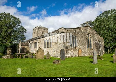 L'église Saint-Michel et tous les Anges près de la rivière Wharfe à Hubberholme, haute Wharfedale, dans le parc national des Yorkshire Dales. Banque D'Images