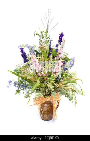 Couper les fleurs dans la carafe en poterie de pulvérisation de fleurs naturelles et de graminées, Royaume-Uni Banque D'Images