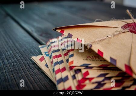 Vieilles enveloppes de lettres avec un timbre magique de cire triquetra sur table en bois Banque D'Images