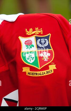 Un maillot des Lions britanniques et irlandais est présenté au École en tant que Sam Warburton capitaine de la Welsh Rugby Union Ainsi que les lions britanniques et irlandais Banque D'Images