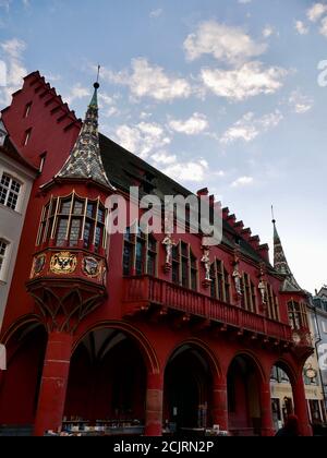 Historisches Kaufhaus in der Altstadt von Freiburg. Erker und Schöner Fasade. Banque D'Images