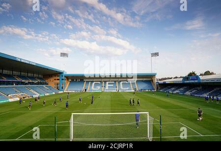 Vue générale des joueurs de Coventry City qui s'échauffent avant le match de la Carabao Cup au stade Priestfield, à Gillingham. Banque D'Images