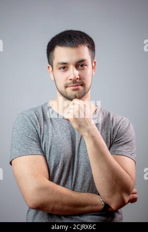 bonhomme pensif à l'allure forte. décision sérieuse. photo en gros plan. boxeur pensif dans des vêtements décontractés Banque D'Images