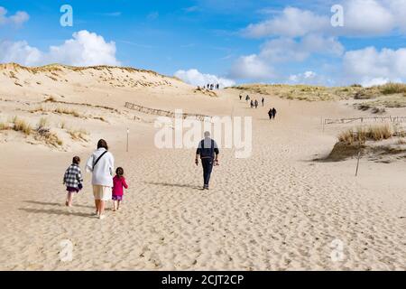 Touristes dans la magnifique réserve naturelle de Nagliai à Neringa, Lituanie. Dunes mortes, collines de sable construites par de forts vents, avec des ravins et de l'érosion Banque D'Images