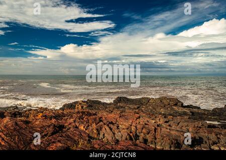 la plage de rocky sea avec des vagues qui s'écrasant le matin à partir d'un angle plat image est prise à om beach gokarna karnataka india. c'est l'une des meilleures plages de gokarna Banque D'Images