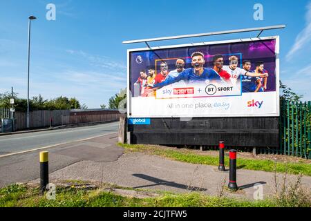 Publicité Sky Sports + BT Sport en un seul endroit Sur panneau d'affichage à Crewe Cheshire Royaume-Uni Banque D'Images