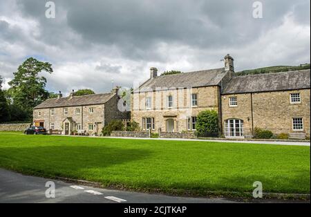 Maisons autour du grand village vert à Arncliffe dans Littondale, un après-midi ensoleillé de septembre, dans le parc national de Yorkshire Dales. Banque D'Images