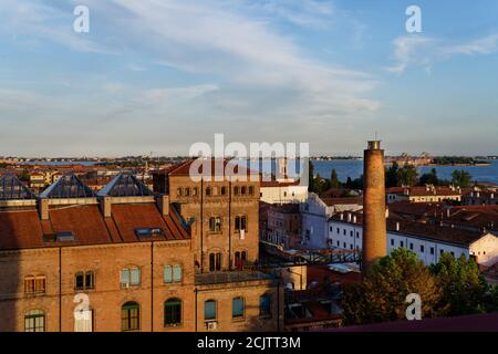 Vue imprenable sur le canal Giudecca depuis la terrasse de l'hôtel Hilton Molino Stucky, Venise, Vénétie, Italie, Europe Banque D'Images