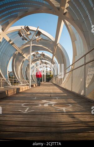 Madrid, Espagne - 25 octobre 2019 : Madrid Rio Catwalk. Parc sur la rivière Manzanares Banque D'Images